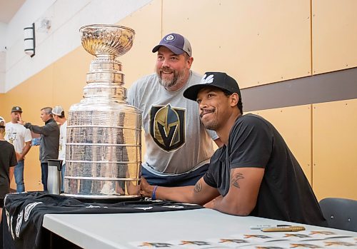 Mike Thiessen / Winnipeg Free Press 
The Vegas Golden Knights&#x2019; Keegan Kolesar poses for a photo with a fan at the Red River Community Centre during the Stanley Cup&#x2019;s stint in Manitoba. 230822 &#x2013; Tuesday, August 22, 2023