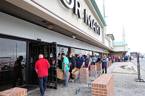 RUTH BONNEVILLE / WINNIPEG FREE PRESS

Local - LC lineups

People are lined up to get into the Liquor Mart on Regent just after noon on Wednesday.  The lines started forming just after 9am mostly by corporate customers who need certain product before it's sold out/

See Malak's story. 


August 23rd, 2023

