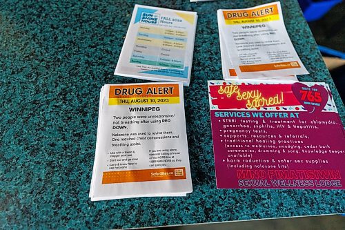 MIKE DEAL / WINNIPEG FREE PRESS
Drug alerts sit ready to be handed out at Sunshine House, 646 Logan Avenue.
See Malak Abas and Katrina Clarke story
230816 - Wednesday, August 16, 2023.
