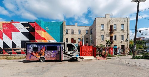 MIKE DEAL / WINNIPEG FREE PRESS
The Sunshine House RV or MOPS (Mobile Overdose Prevention Site) arrives at their fixed location in the parking lot of 631 Main Street.
See Malak Abas and Katrina Clarke story
230816 - Wednesday, August 16, 2023.