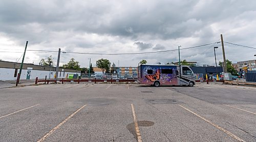 MIKE DEAL / WINNIPEG FREE PRESS
Setting up at the second location of the day the Sunshine House RV or MOPS (Mobile Overdose Prevention Site) pulls into the parking lot of Nine Circles Community Health Centre, 705 Broadway.
See Malak Abas and Katrina Clarke story
230816 - Wednesday, August 16, 2023.