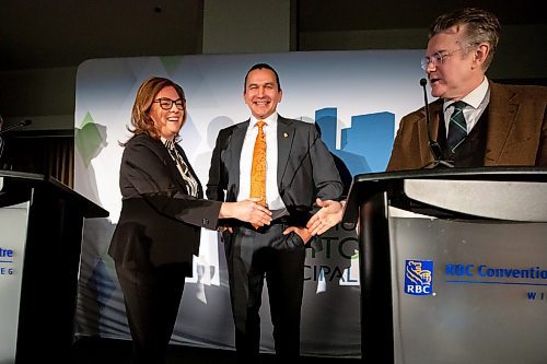 Mike Deal / Winnipeg Free Press
The three provincial party leaders shake hands after the Association of Manitoba Municipalities leaders forum Tuesday morning at the RBC Convention Centre.
(From left) Premier Heather Stefanson, Opposition Leader, NDP’s Wab Kinew, and MB Liberal Leader, Dugald Lamont.
230404 - Tuesday, April 04, 2023.