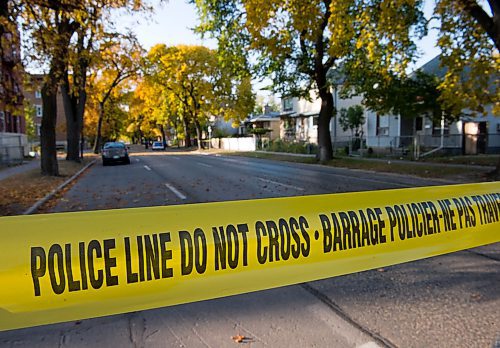 120929 Winnipeg - Police investigate an early morning double shooting in the West End. Maryland Street and McGee Street are both closed between Sargent Avenue and Wellington Avenue.  DAVID LIPNOWSKI / WINNIPEG FREE PRESS police tape