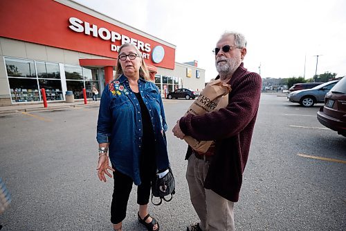 MIKE DEAL / WINNIPEG FREE PRESS
Friends Lois Kunkel (left) and Bob Haverluck (right) stopped in at the Liquor Mart at Portage Avenue and Burnell Street Monday morning.
See Tyler Searle story
230828 - Monday, August 28, 2023.