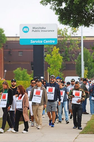 MIKE DEAL / WINNIPEG FREE PRESS
MPI MGEU members outside the MPI Main Street Service Centre at 1284 Main Street picket Monday morning. 
230828 - Monday, August 28, 2023. 
