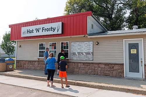 MIKE DEAL / WINNIPEG FREE PRESS
Customers line up a the Hot &#x2018;N&#x2019; Frosty in the town of Ninette, MB.
See Ben Waldman story
230815 - Tuesday, August 15, 2023.