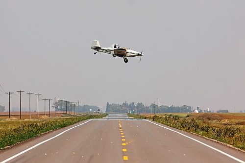 28082023
An aerial sprayer flies low over Provincial Trunk Highway 23 while spraying a crop near Margaret, Manitoba on Monday afternoon. 
(Tim Smith/The Brandon Sun)