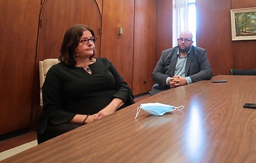 Brandon Sun Former Manitoba Health minister Heather Stefanson and Brandon Sun political reporter Colin Slark converse while Stefanson's campaign manager, Brandon resident Jordan Sisson, is listens to the exchange, during an editorial board meeting at the Brandon Sun office on Thursday morning. The meeting came one day after Stefanson announced her bid to run for the leadership of the Progressive Conservative Party of Manitoba.  (Matt Goerzen/The Brandon Sun)