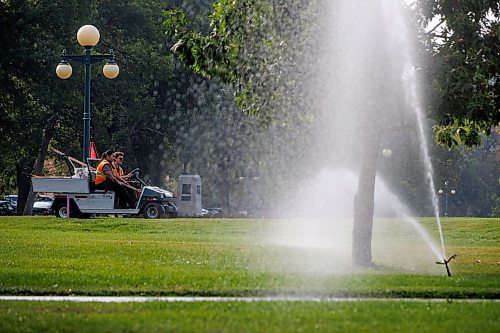 MIKE DEAL / WINNIPEG FREE PRESS
Standup
A grounds maintenance crew surveys the lawn of the Manitoba Legislative building Tuesday morning. 
230829 - Tuesday, August 29, 2023.