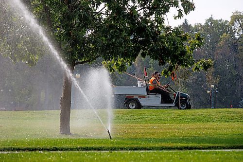 MIKE DEAL / WINNIPEG FREE PRESS
Standup
A grounds maintenance crew surveys the lawn of the Manitoba Legislative building Tuesday morning. 
230829 - Tuesday, August 29, 2023.