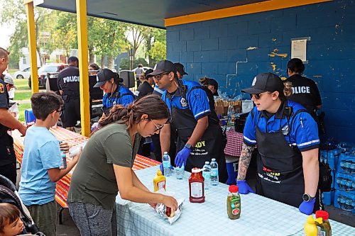 29082023
Brandon Police Service Community Cadets Alyssa Mendoza, Abhi Patel and Brooklynn Chartrand serve hotdogs, drinks and chips to Brandonites at Stanley Park on Tuesday during a free BBQ hosted by BPS.
(Tim Smith/The Brandon Sun)