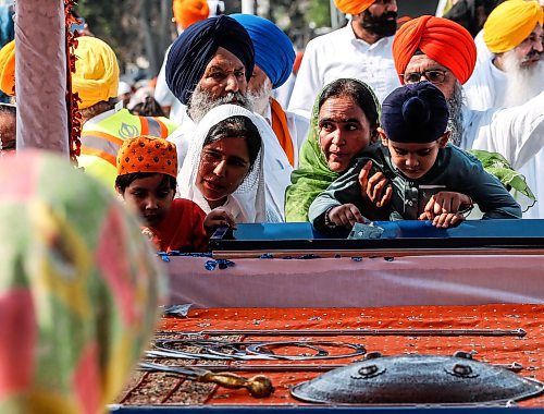 JOHN WOODS / WINNIPEG FREE PRESS
Members of the Manitoba Sikh community place offerings at the Nagar Kirtan parade, an annual celebration of the Guru Granth Sahib, the holy scripture of Sikhism in downtown Winnipeg Sunday, September 3, 2023. 

Re: Abas