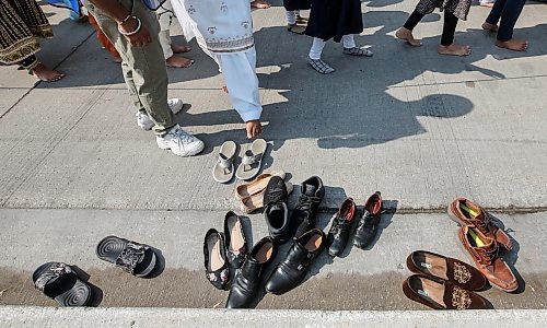 JOHN WOODS / WINNIPEG FREE PRESS
Members of the Manitoba Sikh community remove their shoes and line up to place offerings at the Nagar Kirtan parade, an annual celebration of the Guru Granth Sahib, the holy scripture of Sikhism in downtown Winnipeg Sunday, September 3, 2023. 

Re: Abas