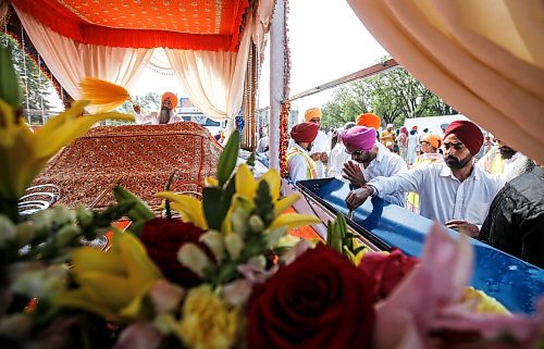 JOHN WOODS / WINNIPEG FREE PRESS
Members of the Manitoba Sikh community place offerings at the Nagar Kirtan parade, an annual celebration of the Guru Granth Sahib, the holy scripture of Sikhism in downtown Winnipeg Sunday, September 3, 2023. 

Re: Abas