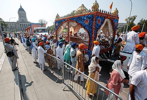 JOHN WOODS / WINNIPEG FREE PRESS
Members of the Manitoba Sikh community place offerings at the Nagar Kirtan parade, an annual celebration of the Guru Granth Sahib, the holy scripture of Sikhism in downtown Winnipeg Sunday, September 3, 2023. 

Re: Abas