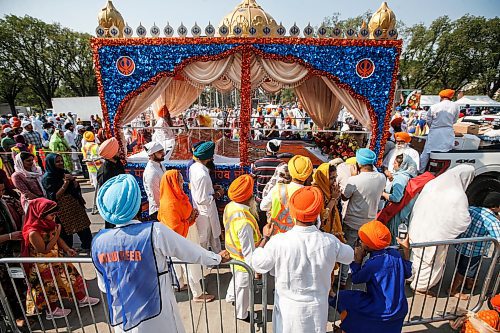 JOHN WOODS / WINNIPEG FREE PRESS
Members of the Manitoba Sikh community place offerings at the Nagar Kirtan parade, an annual celebration of the Guru Granth Sahib, the holy scripture of Sikhism in downtown Winnipeg Sunday, September 3, 2023. 

Re: Abas