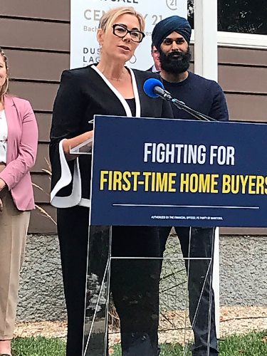 Rochelle Squires, the Tory candidate for Riel, with Burrows candidate Navraz Brar announcing a campaign promise to cut the land transfer tax for first-time homebuyers. (Winnipeg Free Press)