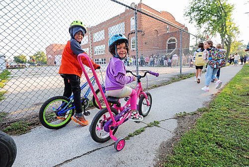 RUTH BONNEVILLE / WINNIPEG FREE PRESS

Standup - Back to school

Kamani (5yrs) rides his bike next to his little sister, Jasmine (31/2) to Queenston School Wednesday.  Kamani is heading into grade 1 and Jasmine will start pre-school on Thursday.  Kim and Chad Celaire help escort them there. 

Sept  6th, 2023

