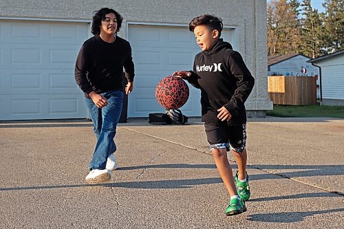 06092023
Brothers Mateo and Nico Landaverde-Cameron play basketball before their first day back to school on Wednesday morning. Mateo is in grade eight and Nico is in grade four. 
(Tim Smith/The Brandon Sun) 