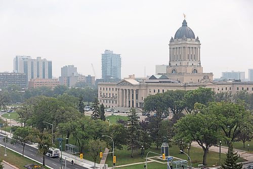 MIKE DEAL / WINNIPEG FREE PRESS
A smoky haze from northern Manitoba wildfires envelops downtown and the Manitoba Legislative Building as seen from West Broadway Commons, 167 Colony Street.
230905 - Tuesday, September 05, 2023.
