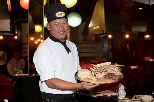 BROOK JONES / WINNIPEG FREE PRESS
Ichiban Japanese Steakhouse chef Edwin Delacruz shows off a tray of food he is about to iron cook at the local restaurant in Winnipeg, Man., Wednesday, Sept. 6, 2023. The art of Teppanyaki or iron cooking has been a Japanese tradition for more than 5,000. years. The Japanese steakhouse at 185 Carlton Street is celebrating its 50th anniversary. 