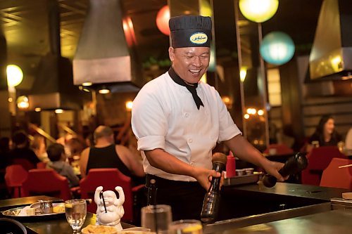 BROOK JONES / WINNIPEG FREE PRESS
Ichiban Japanese Steakhouse chef Edwin Delacruz is all smiles, while having fun with salt-and-pepper shakers at the local restaurant in Winnipeg, Man., Wednesday, Sept. 6, 2023. The art of Teppanyaki or iron cooking has been a Japanese tradition for more than 5,000. years. The Japanese steakhouse at 185 Carlton Street is celebrating its 50th anniversary. 