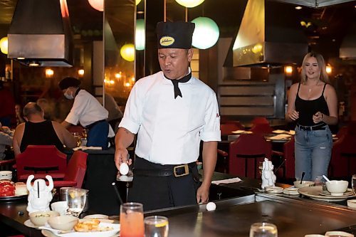 BROOK JONES / WINNIPEG FREE PRESS
Ichiban Japanese Steakhouse chef Edwin Delacruz prepares to toss the egg to Hailey Foster at the local restaurant in Winnipeg, Man., Wednesday, Sept. 6, 2023. The art of Teppanyaki or iron cooking has been a Japanese tradition for more than 5,000. years. The Japanese steakhouse at 185 Carlton Street is celebrating its 50th anniversary.