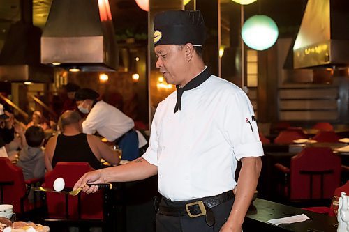 BROOK JONES / WINNIPEG FREE PRESS
Ichiban Japanese Steakhouse chef Edwin Delacruz prepares to toss the egg to Hailey Foster at the local restaurant in Winnipeg, Man., Wednesday, Sept. 6, 2023. The art of Teppanyaki or iron cooking has been a Japanese tradition for more than 5,000. years. The Japanese steakhouse at 185 Carlton Street is celebrating its 50th anniversary.