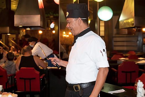 BROOK JONES / WINNIPEG FREE PRESS
Ichiban Japanese Steakhouse chef Edwin Delacruz reacts to tossing the egg towards Hailey Foster at the local restaurant in Winnipeg, Man., Wednesday, Sept. 6, 2023. The art of Teppanyaki or iron cooking has been a Japanese tradition for more than 5,000. years. The Japanese steakhouse at 185 Carlton Street is celebrating its 50th anniversary.