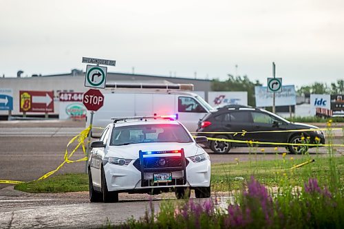 MIKAELA MACKENZIE / WINNIPEG FREE PRESS
Police investigate the scene of a serious incident in a parking lot near Lagimodiere Boulevard and Fermor Avenue in Winnipeg on Friday, July 24, 2020.
Winnipeg Free Press 2020.