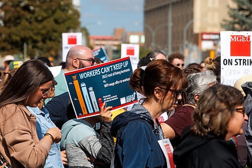 MIKE DEAL / WINNIPEG FREE PRESS
Hundreds gather at Memorial Park Tuesday afternoon to take part in MGEU&#x2019;s Rally for Fairness.
See Malak Abas story
230912 - Tuesday, September 12, 2023.