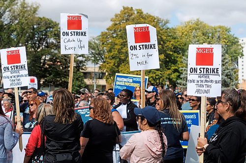 MIKE DEAL / WINNIPEG FREE PRESS
Hundreds gather at Memorial Park Tuesday afternoon to take part in MGEU&#x2019;s Rally for Fairness.
See Malak Abas story
230912 - Tuesday, September 12, 2023.