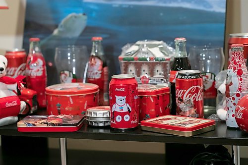 BROOK JONES / WINNIPEG FREE PRESS
Glimcher’s collection of Coca-Cola-branded memorabilia includes a handmade fire hydrant, a vintage Tiffany-style lamp, a vintage radio, a light-up telephone, a mini lunch box, Christmas decorations and a variety of Coke’s polar bear collectibles.