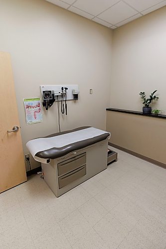 MIKE DEAL / WINNIPEG FREE PRESS
Inside a examination room at a doctor&#x2019;s office.
230914 - Thursday, September 14, 2023.