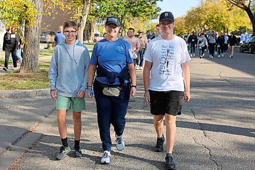 Participants of the 2023 Terry Fox Run depart from Brandon University Sunday morning. This year marks the first time BU has hosted the national charity run, which was previously held at locations like Assiniboine Community College and the Riverbank Discovery Centre. (Kyle Darbyson/The Brandon Sun)