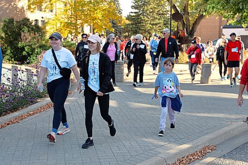 Participants of the 2023 Terry Fox Run depart from Brandon University Sunday morning. This year marks the first time BU has hosted the national charity run, which was previously held at locations like Assiniboine Community College and the Riverbank Discovery Centre. (Kyle Darbyson/The Brandon Sun)