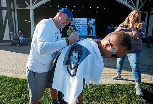 JOHN WOODS / WINNIPEG FREE PRESS
Fred Fox, brother of Terry Fox, signs a t-shirt for a runner at the annual Terry Fox run at Assiniboine Park in Winnipeg Sunday, September 17, 2023. 

Reporter: standup