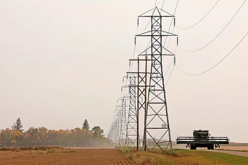 19092023
A combine makes its way along a grid road northeast of Brandon on a hot Monday afternoon. (Tim Smith/The Brandon Sun)