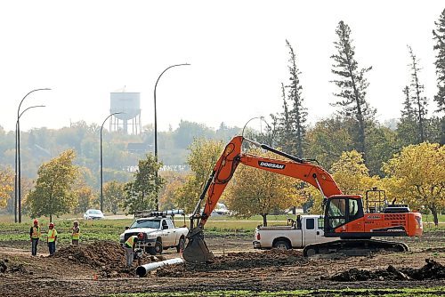 19092023
Work continues on the Brandon Outdoor-Sports-Complex along First Street North and Veterans Way on Tuesday.
(Tim Smith/The Brandon Sun)