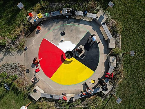 19092023
Volunteers organized through the Brandon Urban Aboriginal Peoples' Council and the BNRC Blue Door Project&#x2019;s Ask Auntie program paint a medicine wheel at the All Nations Sharing Circle at the Riverbank Discovery Centre on Tuesday for Brandon Truth and Reconciliation Week 2023.
(Tim Smith/The Brandon Sun)