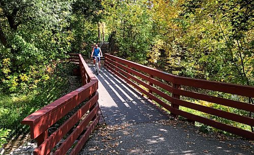 RUTH BONNEVILLE / WINNIPEG FREE PRESS

Weather Standup

A cyclist makes his way across a pedestrian bridge amidst a gorgeous panorama of fall colours in Bruce Park Tuesday. 


Sept  19th, 2023
