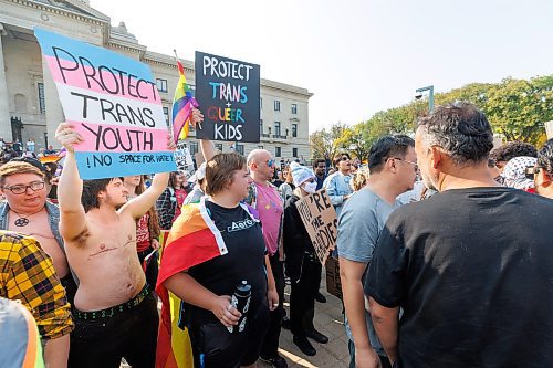 MIKE DEAL / WINNIPEG FREE PRESS
Trans Rights supporters and Anti-trans protesters gather at the Manitoba Legislative building Wednesday morning.
230920 - Wednesday, September 20, 2023.