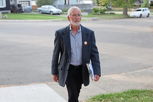 20092023
Brandon West NDP candidate Quentin Robinson door knocks on Sykes Boulevard in Brandon on Wednesday evening in advance of the provincial election.
(Tim Smith/The Brandon Sun)