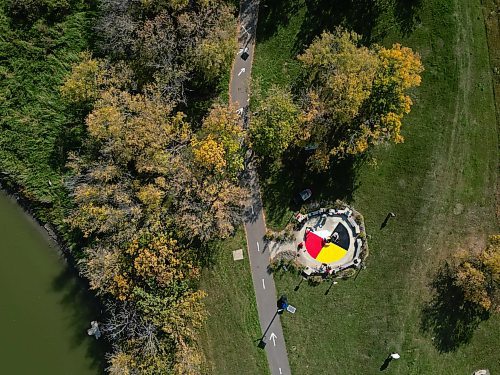 Volunteers organized through the Brandon Urban Aboriginal Peoples' Council and the BNRC Blue Door Project’s Ask Auntie program paint a medicine wheel at the All Nations Sharing Circle at the Riverbank Discovery Centre for Brandon Truth and Reconciliation Week 2023.
(Tim Smith/The Brandon Sun)