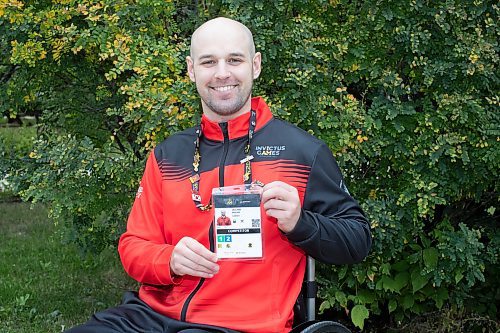 BROOK JONES / WINNIPEG FREE PRESS
Twenty-nine-year-old Lealand Muller represented Canada at the 2023 Invictus Games in D&#xfc;sseldorf, Germany from Sept. 9 to 16. Muller, who is pictured in his front yard at his home in Winnipeg, Man., Thursday, Sept. 21, 2023, competed in hand cycle, discuss and wheelchair basketball. Canada will play host to the 2025 Invictus Game in Vancouver and Whistler. 