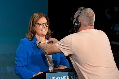 BROOK JONES / WINNIPEG FREE PRESS
CBC employee Jeff Stapleton (right) places a clip mic on PC Party of Manitoba Leader Heather Stefanson moments before the start of the Manitoba Leaders' Debate hosted by CBC, CTV News and Gloobal News at CBC's Studio 41 in Winnipeg, Man., Thursday, Sept. 21, 2023. Manitobans head to the polls in the Manitoba Provincial Election Tuesday, Oct. 3, 2023. 