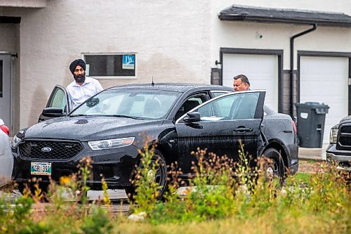 MIKAELA MACKENZIE / WINNIPEG FREE PRESS

A plainclothes police officer near the 234 Hazleton Drive scene at, where Sukhdool Singh Gill was found deceased, on Thursday, Sept. 21, 2023.  For Erik story.
Winnipeg Free Press 2023