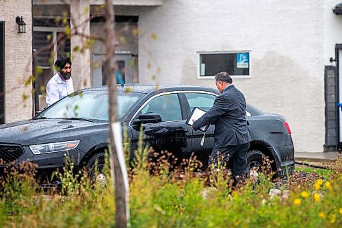 MIKAELA MACKENZIE / WINNIPEG FREE PRESS

A plainclothes police officer near the 234 Hazleton Drive scene at, where Sukhdool Singh Gill was found deceased, on Thursday, Sept. 21, 2023.  For Erik story.
Winnipeg Free Press 2023