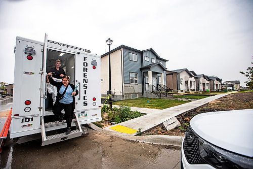 MIKAELA MACKENZIE / WINNIPEG FREE PRESS

An investigator from the chief medical examiner&#x573; office at the 234 Hazleton Drive scene, where Sukhdool Singh Gill was found deceased, on Thursday, Sept. 21, 2023.  For Erik story.
Winnipeg Free Press 2023