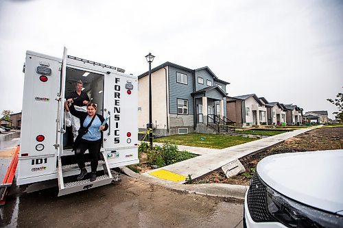 MIKAELA MACKENZIE / WINNIPEG FREE PRESS

An investigator from the chief medical examiner&#x573; office at the 234 Hazleton Drive scene, where Sukhdool Singh Gill was found deceased, on Thursday, Sept. 21, 2023.  For Erik story.
Winnipeg Free Press 2023